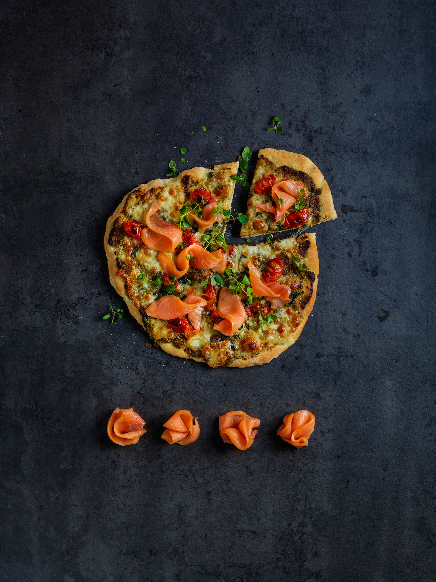 Pesto Soslu, Mozarellalı ve Somon Fümeli Pizza