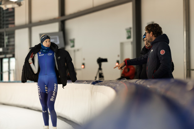 Ragne Wiklund on the ice rink together with trainers