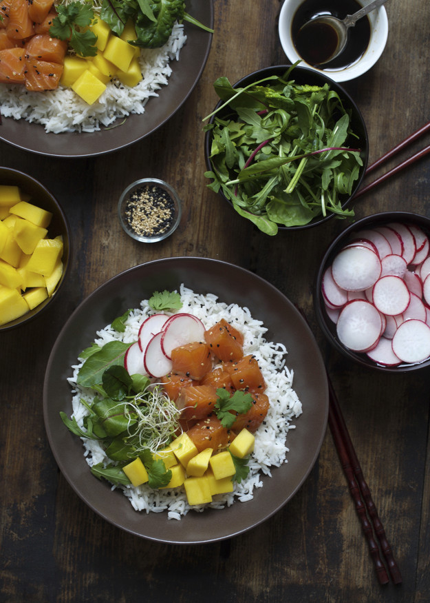 Poké med laks, mango og koriander