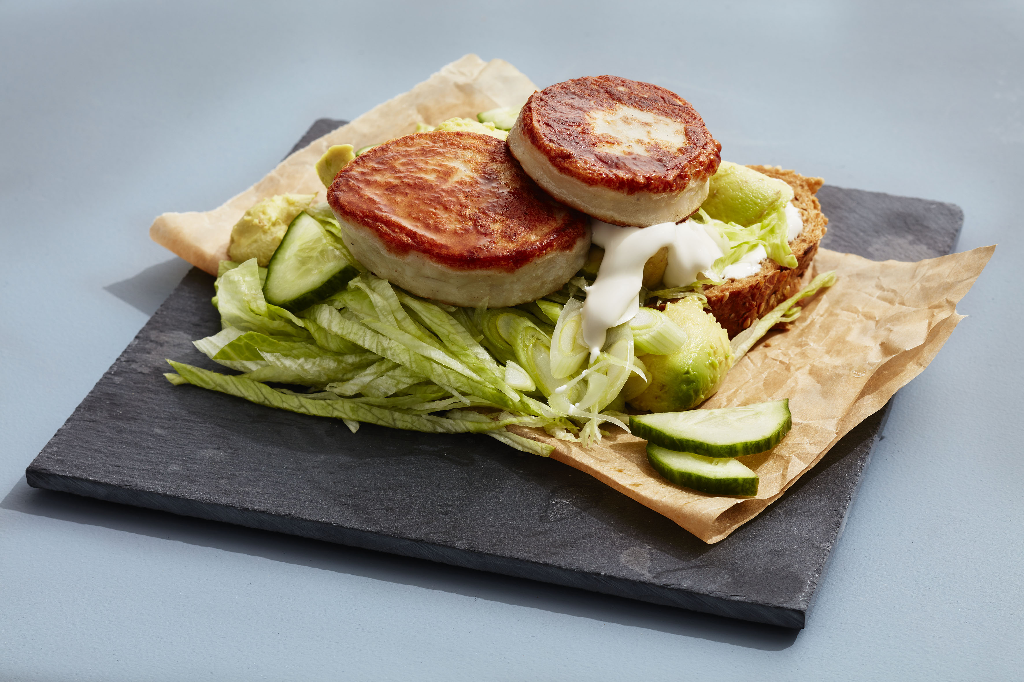 Fiskekaker på grovbrød med vårløk og avokado