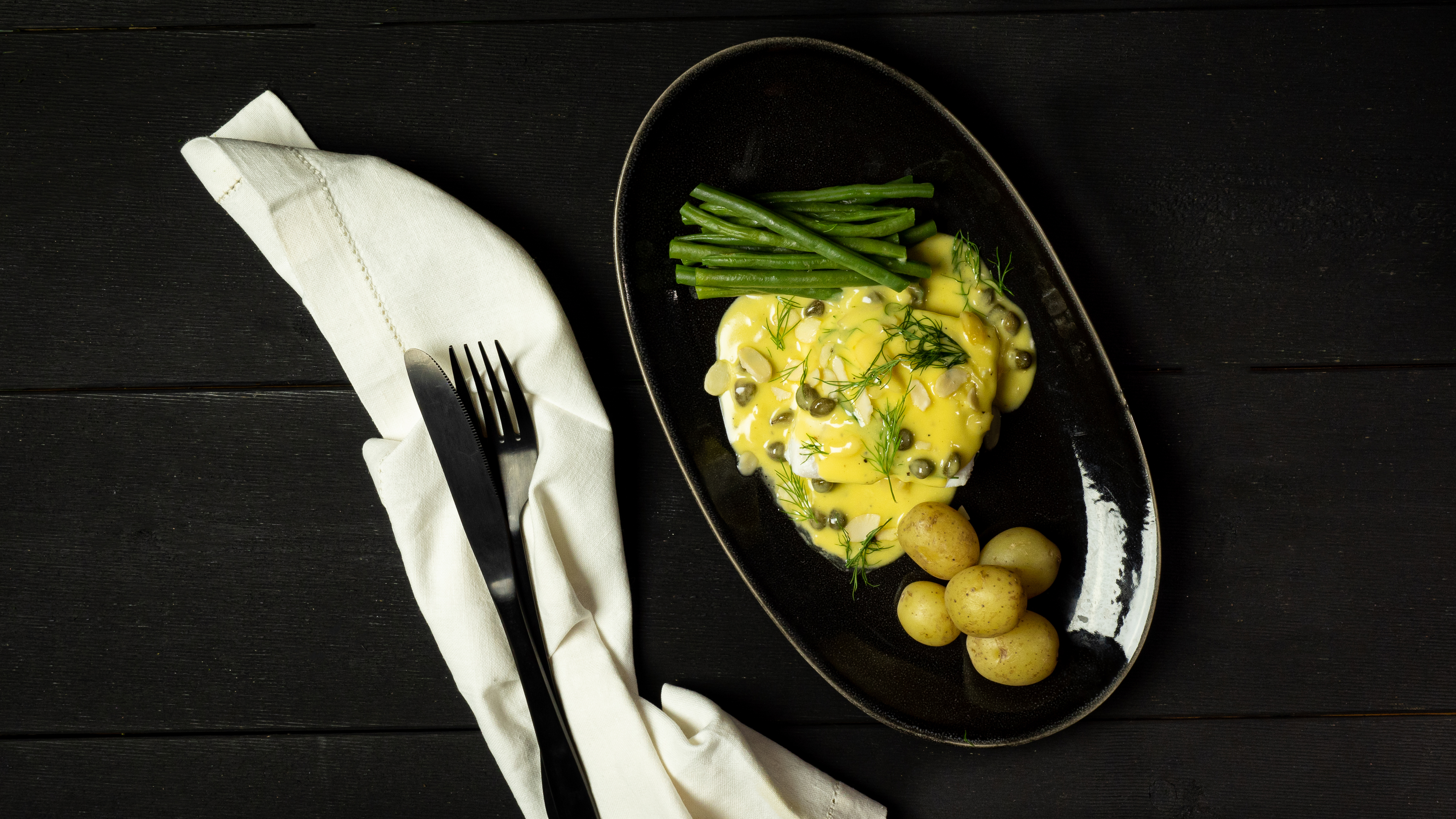 Kveite med hvitvinssaus og kapers