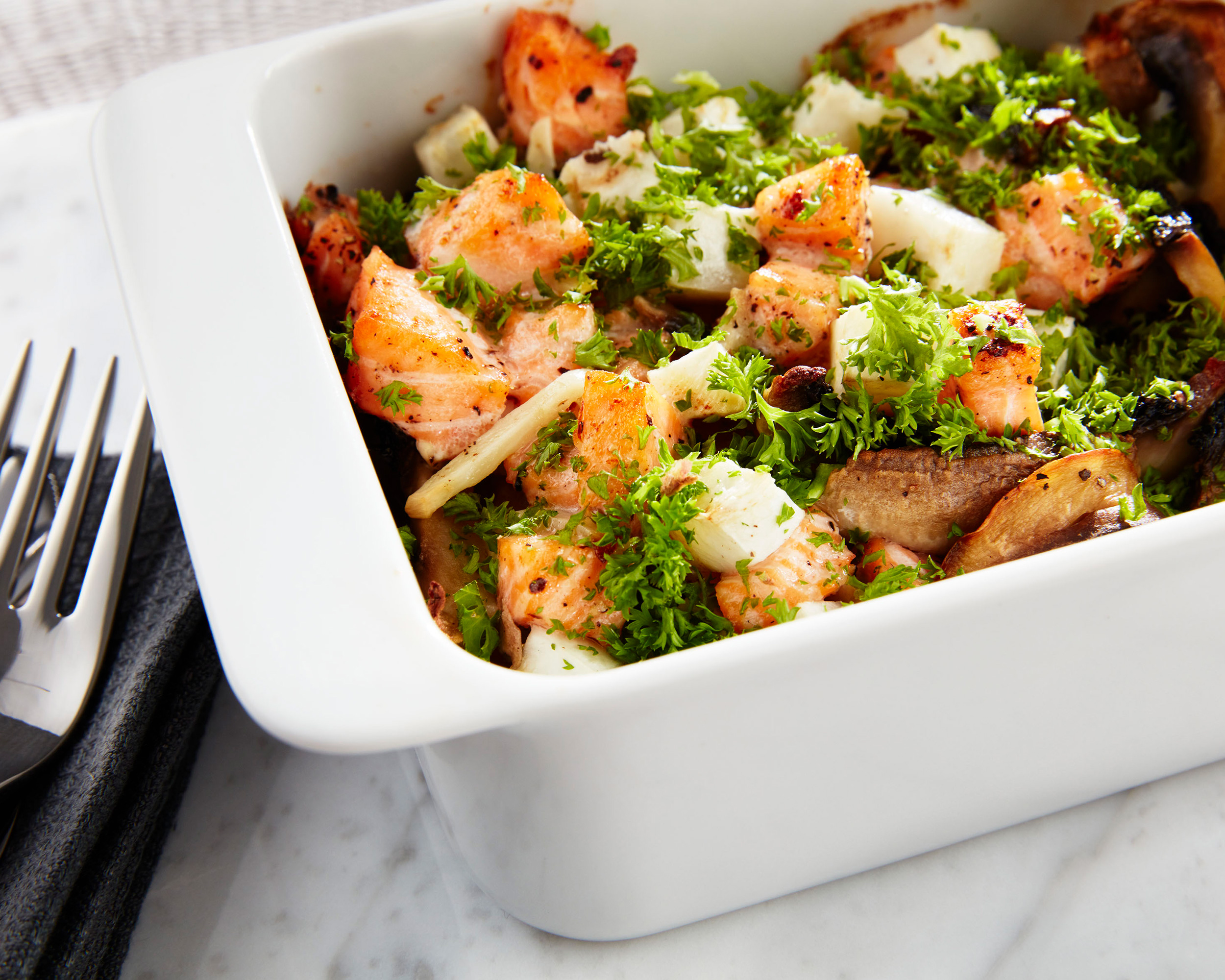 Laks i form med sjampinjong, sellerirot og hvitløk