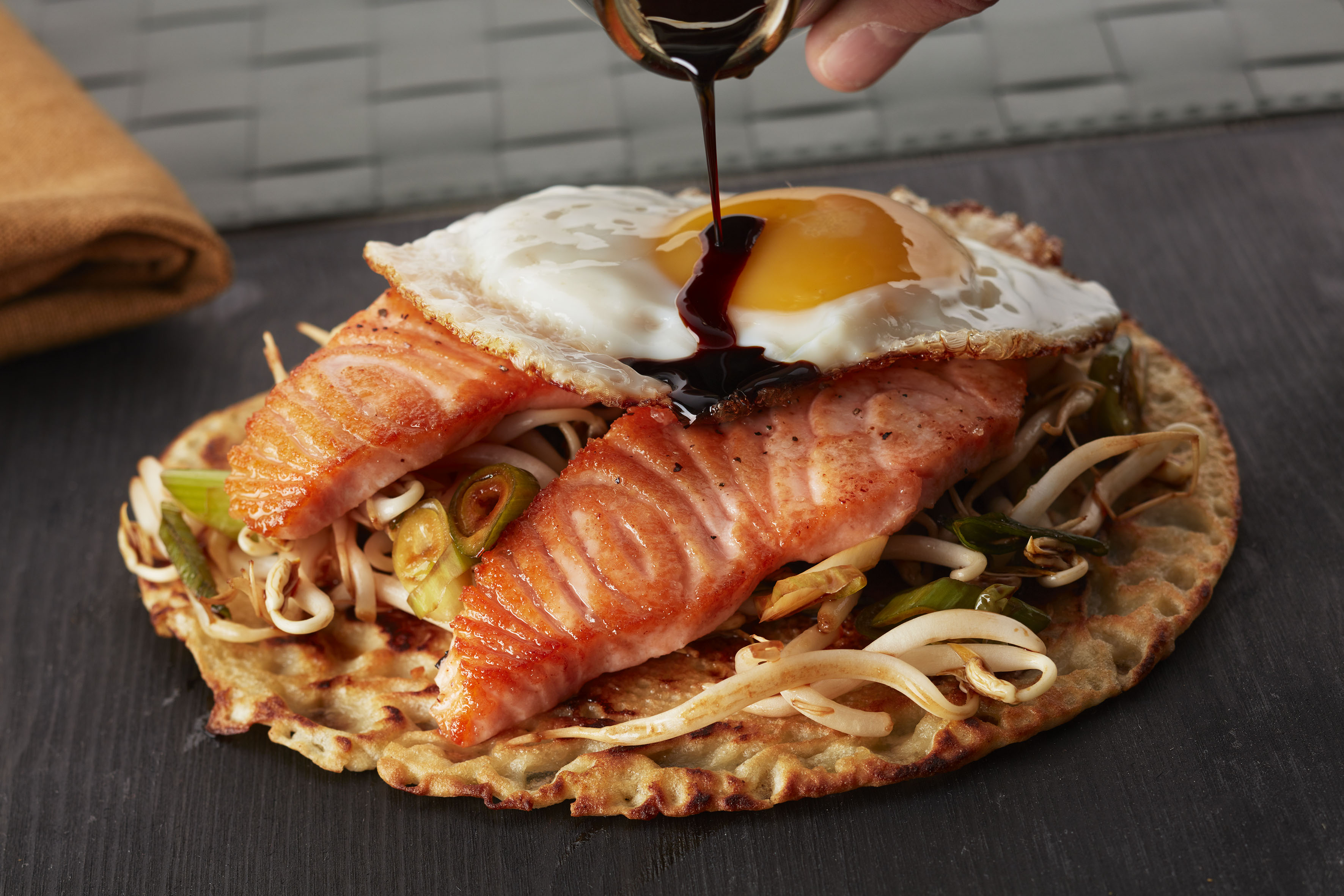 Pannekaker med stekt laks og teriyakimiks