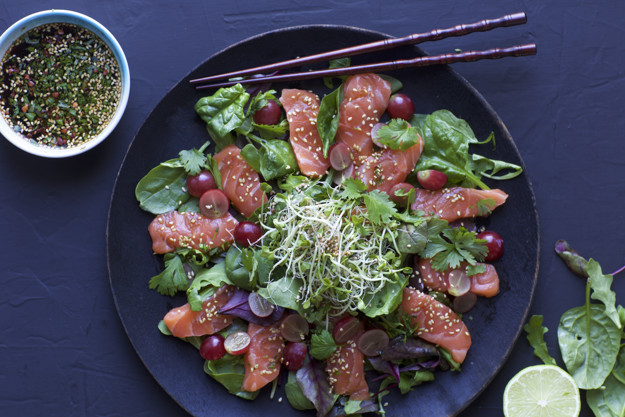 Asiatisk salat med sashimi av laks